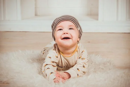 Baby im Ellenbogenstütz